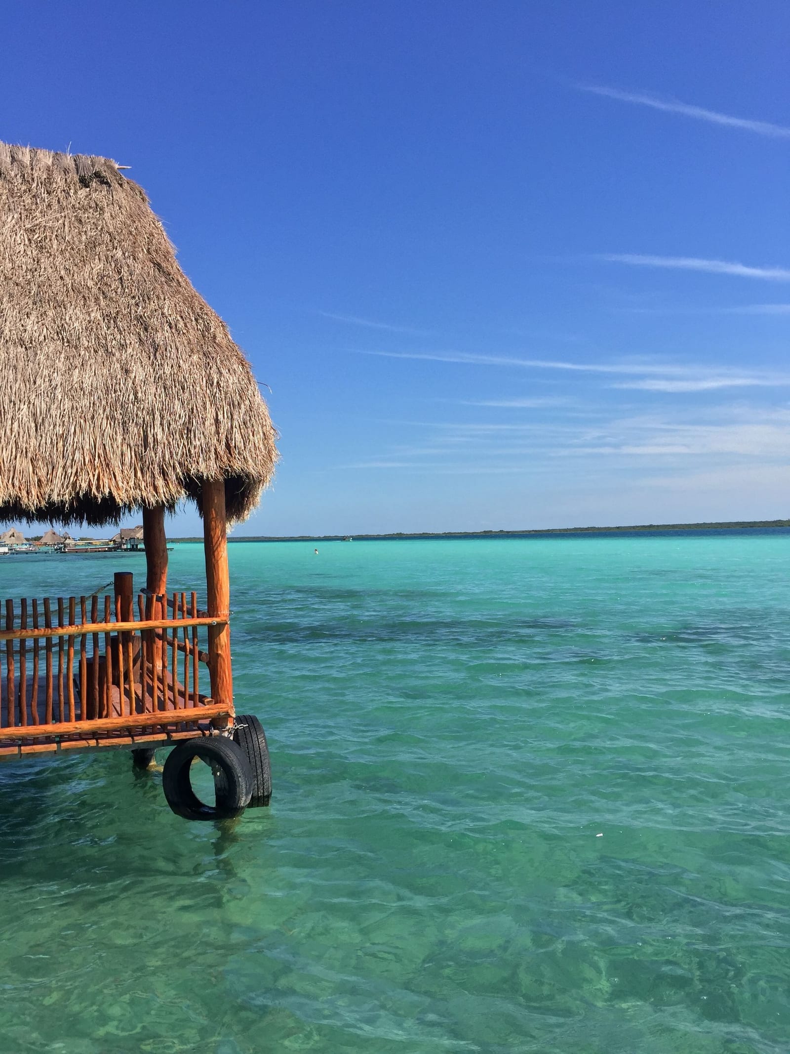 Ponton de palapa sur l'eau turquoise de Bacalar