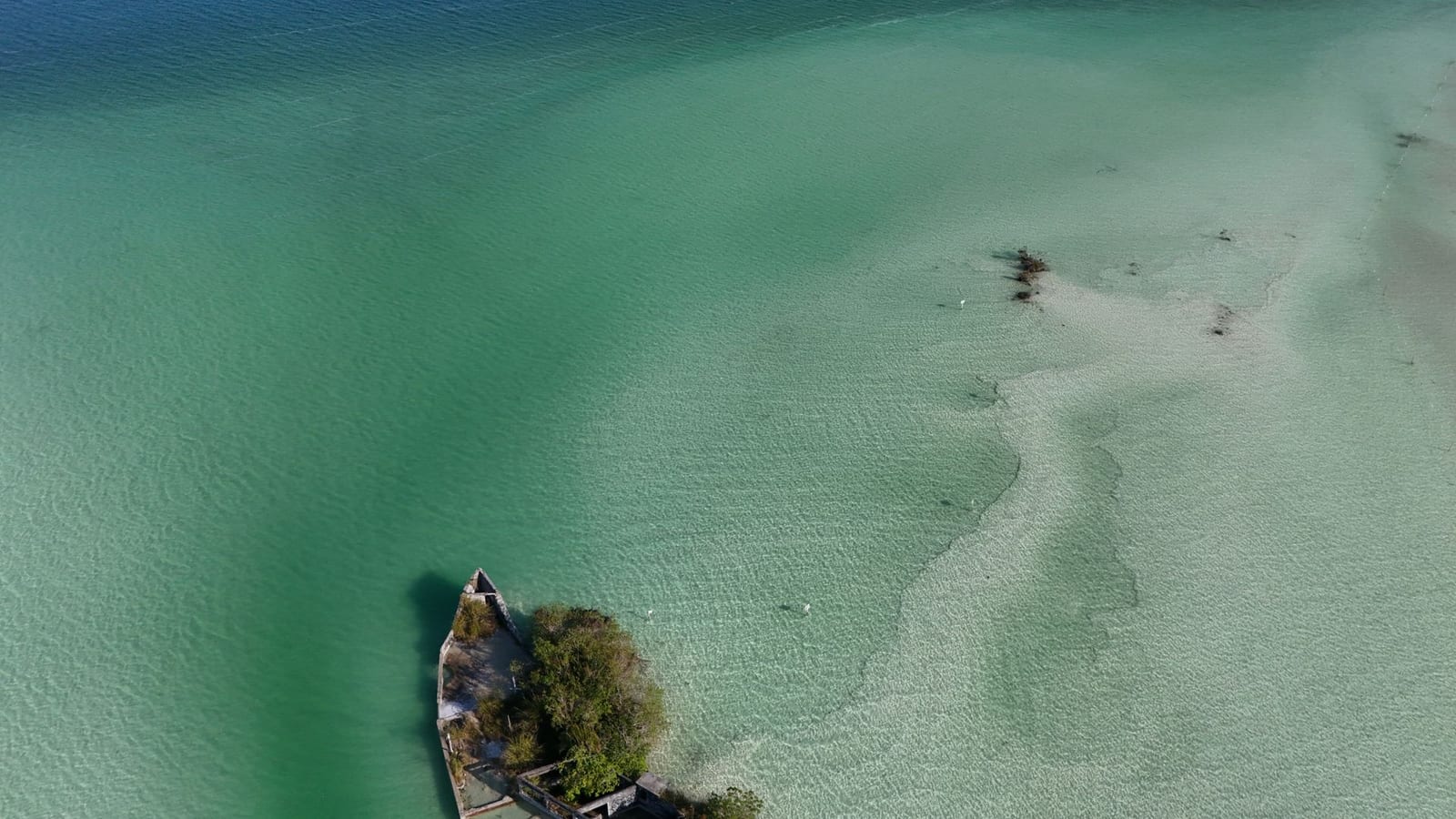 Vue aérienne des eaux turquoise de la lagune de Bacalar