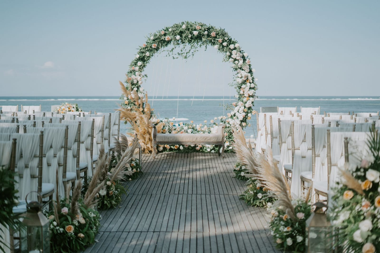 Arco floral de boda en una playa del Caribe