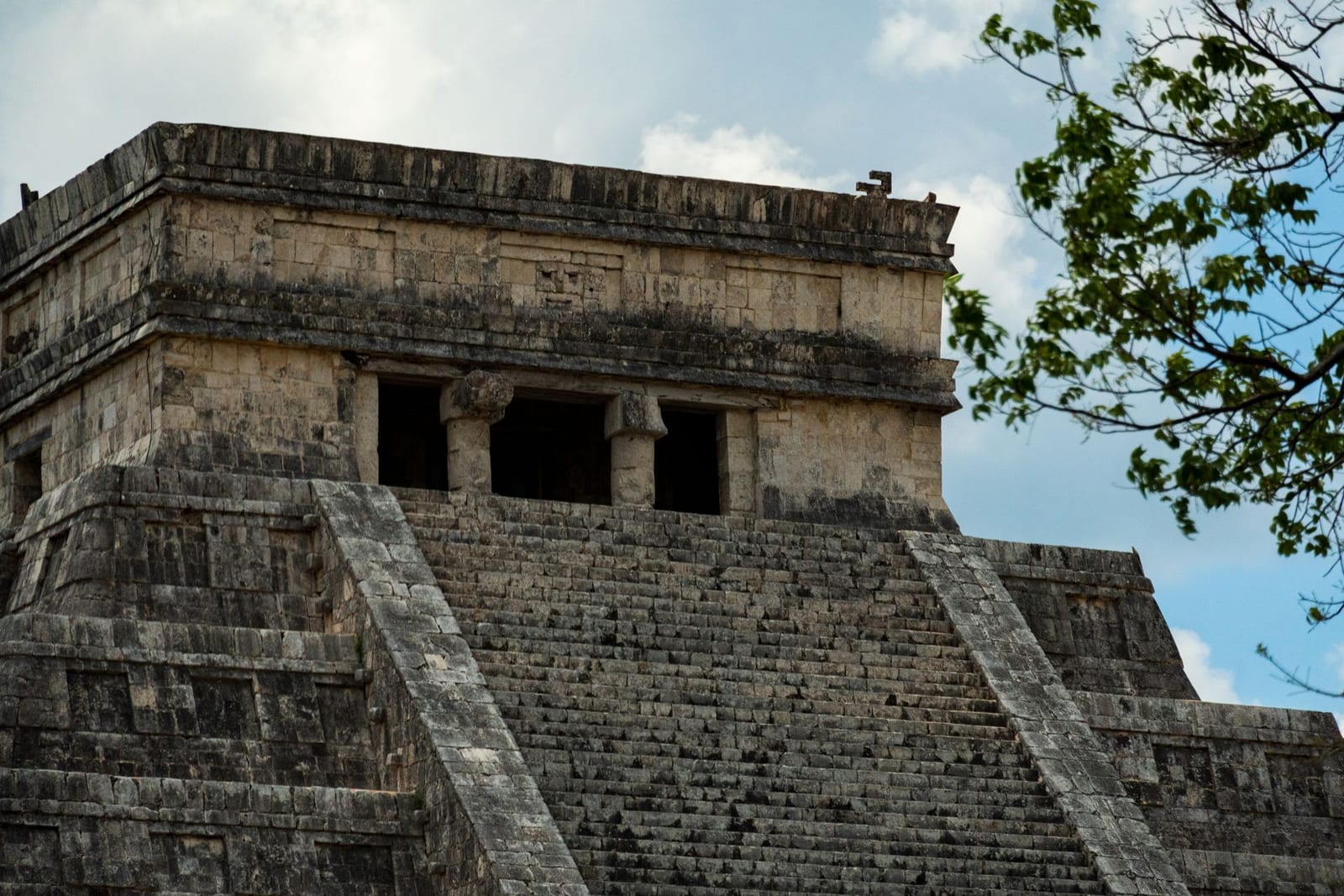 Templo maya de piedra entre la vegetación