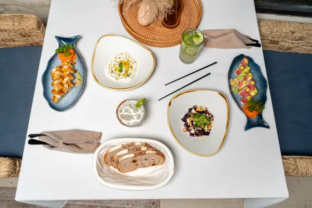 Mesa con mariscos y sushi