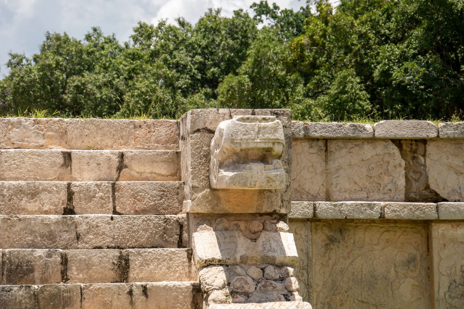 Escalinata de piedra de una zona arqueológica maya
