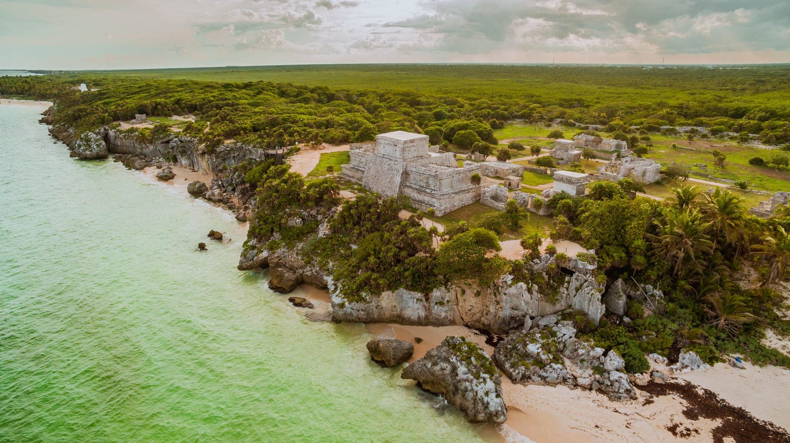 Ruines mayas au bord de la côte des Caraïbes