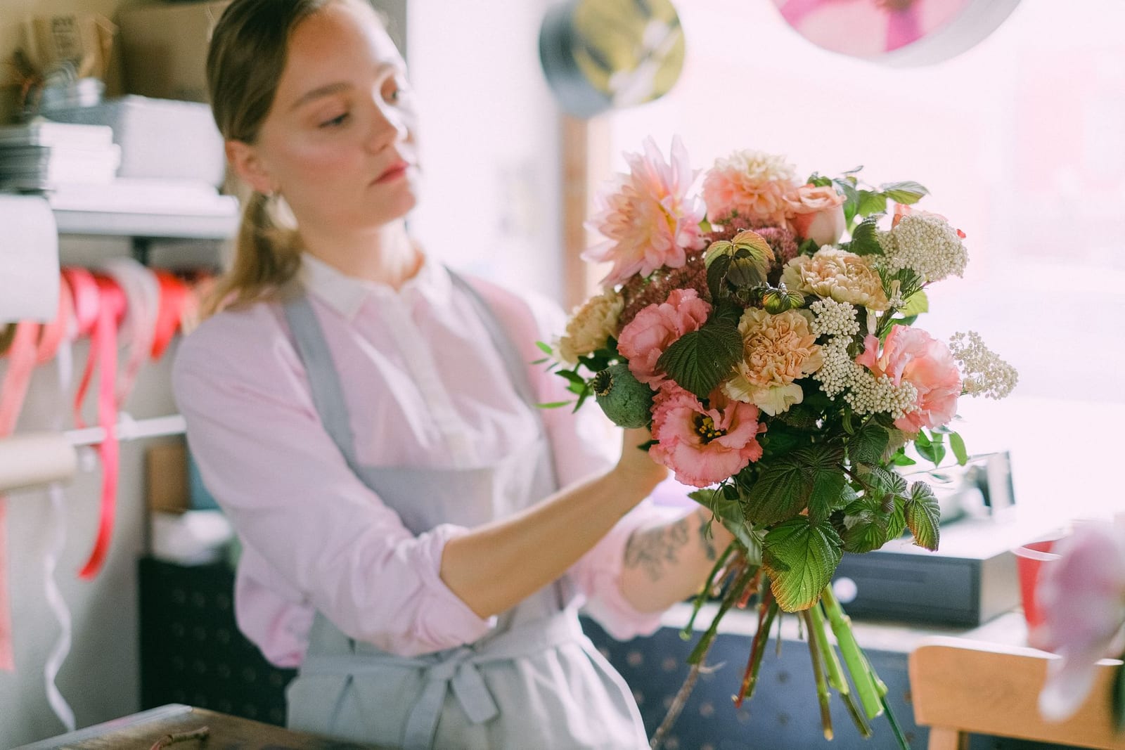 Florista armando un ramo de flores frescas en Silvestra
