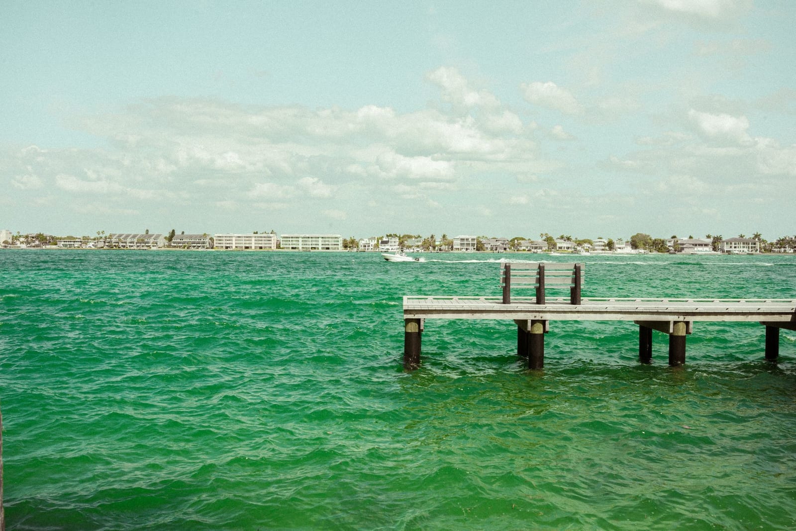 Ponton en bois sur la mer turquoise et peu profonde de Holbox