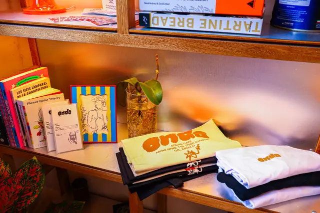Estantería con libros de diseño y merch de Onda Café