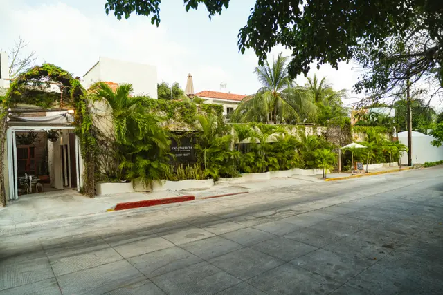 Fachada del hotel cubierta de vegetación