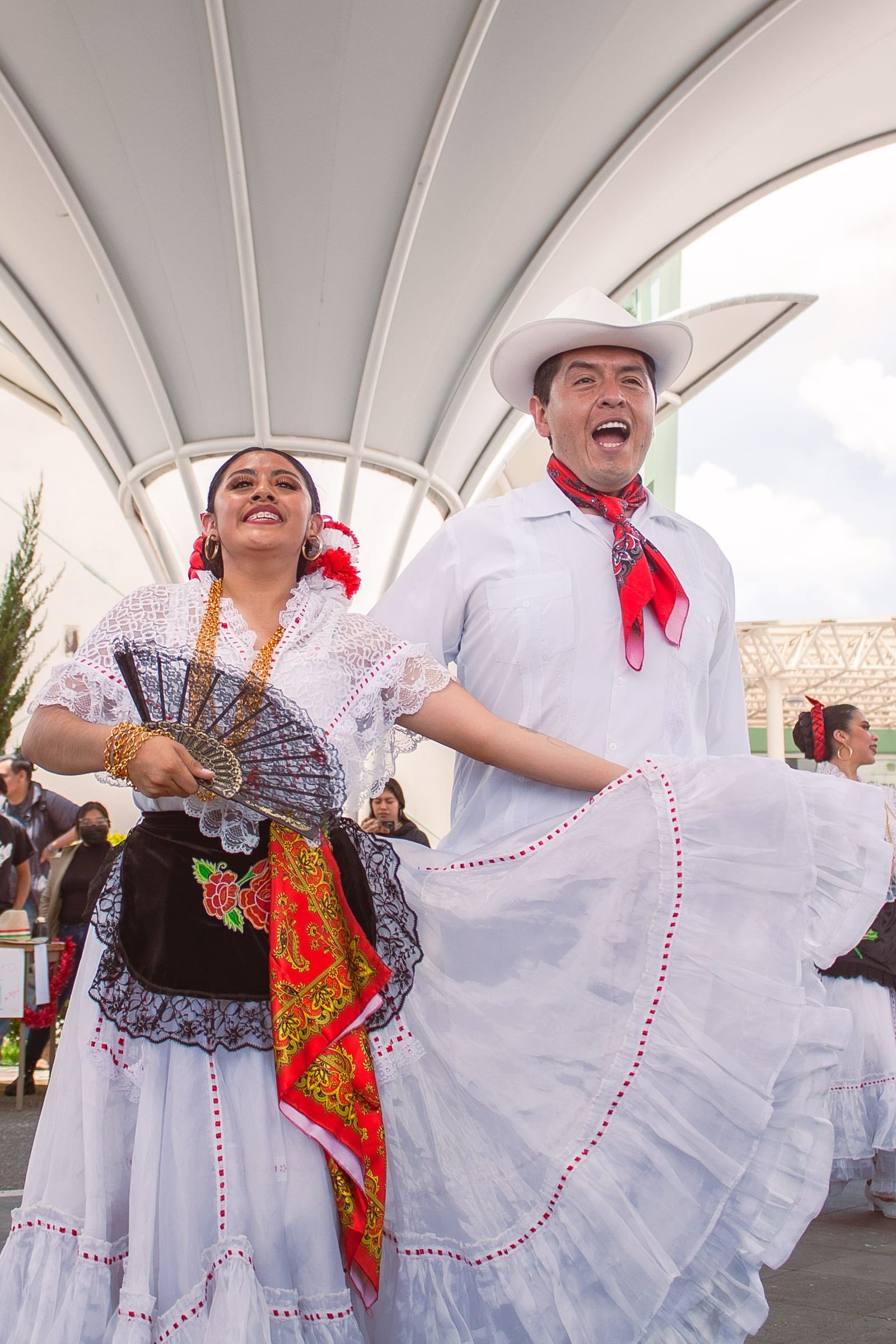Bailarines de folklore mexicano en los parques de Grupo Xcaret