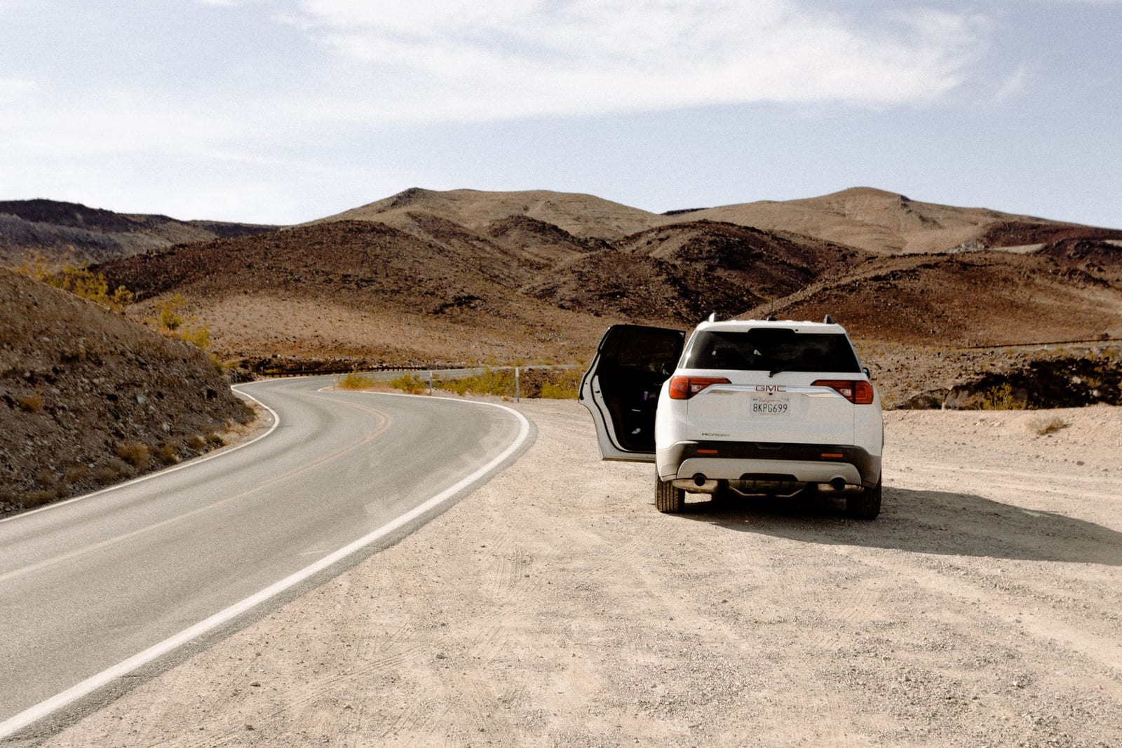 Auto en una carretera escénica