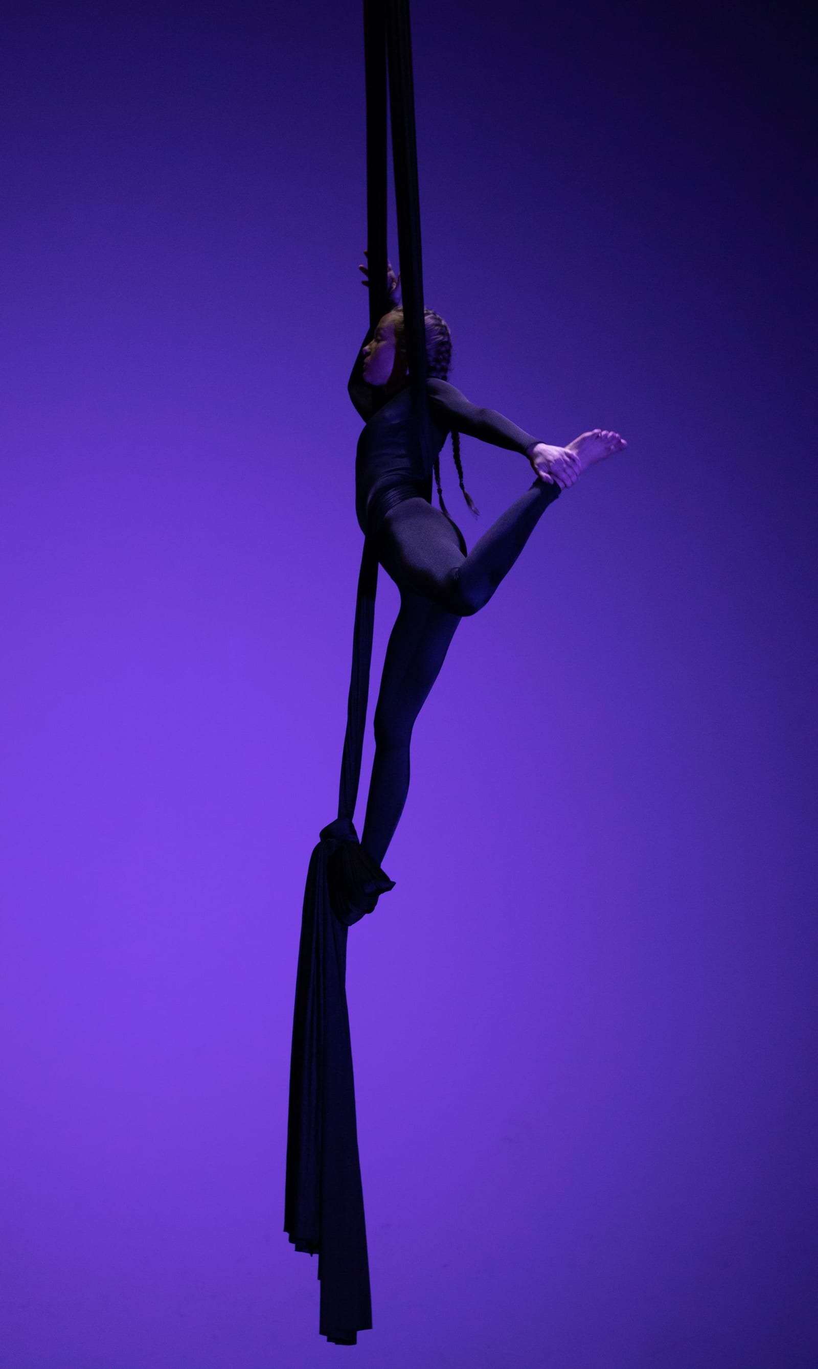 Acróbata aéreo en seda, espectáculo tipo Cirque du Soleil JOYÀ