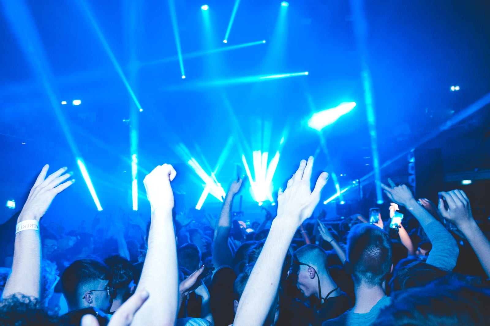 Ambiente de fiesta con luces, show nocturno tipo Coco Bongo