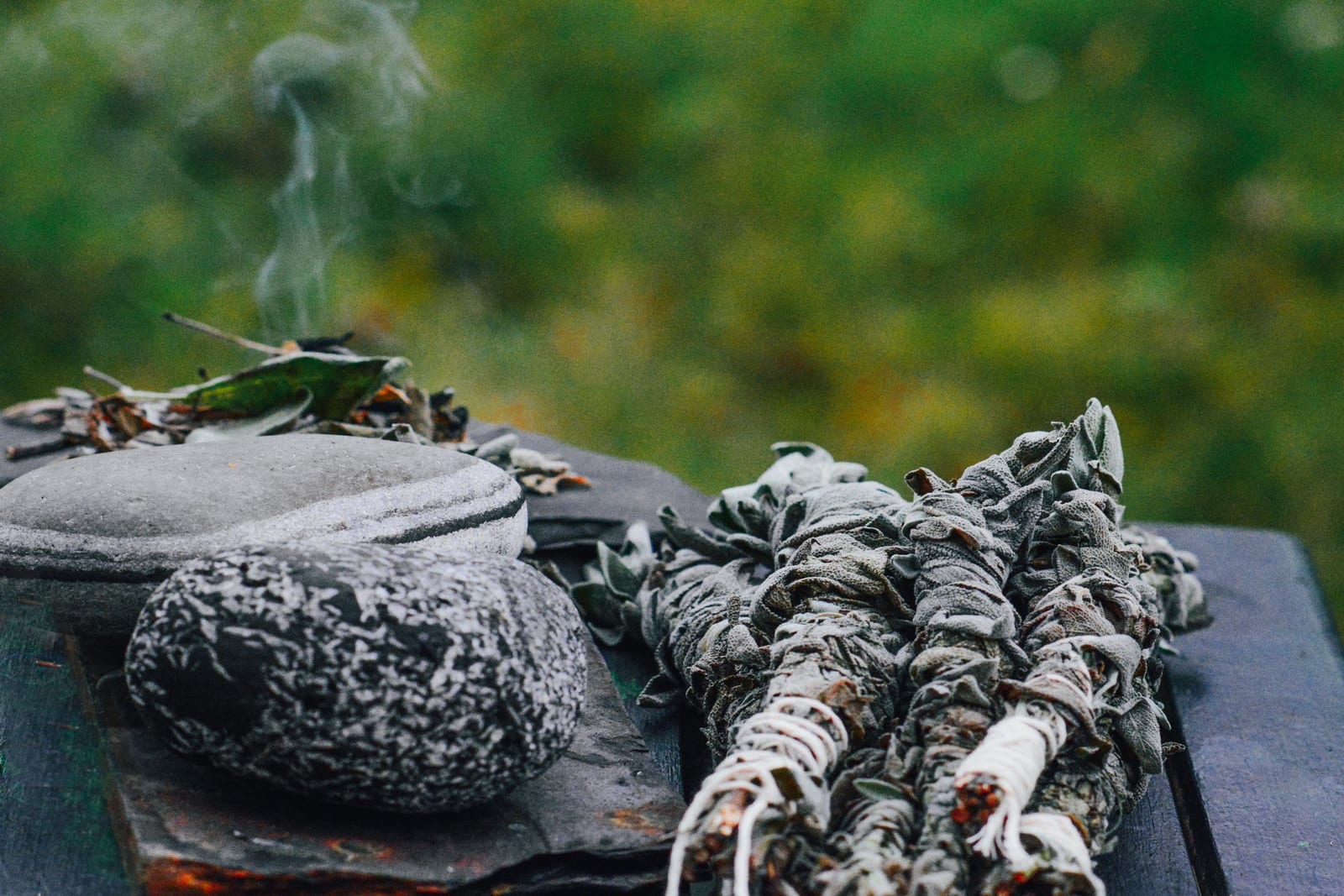 Hierbas medicinales y humo de copal sobre piedras del temazcal