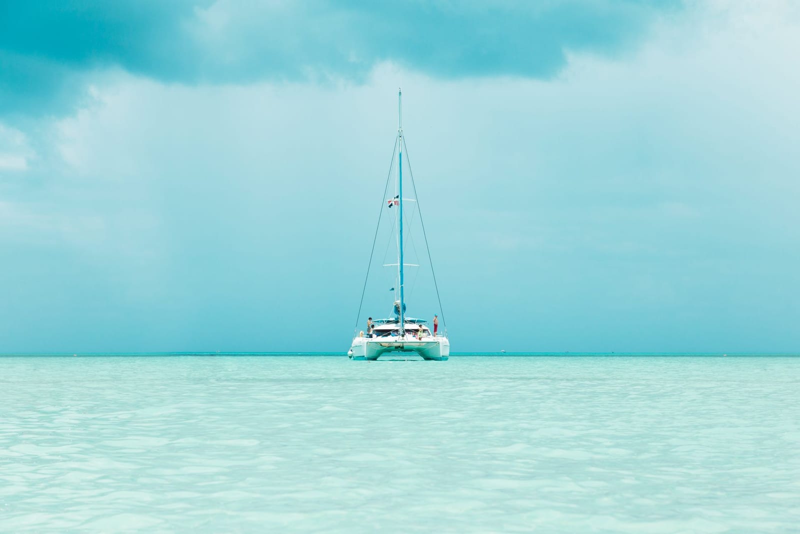 Catamarán en aguas turquesa rumbo a Isla Mujeres