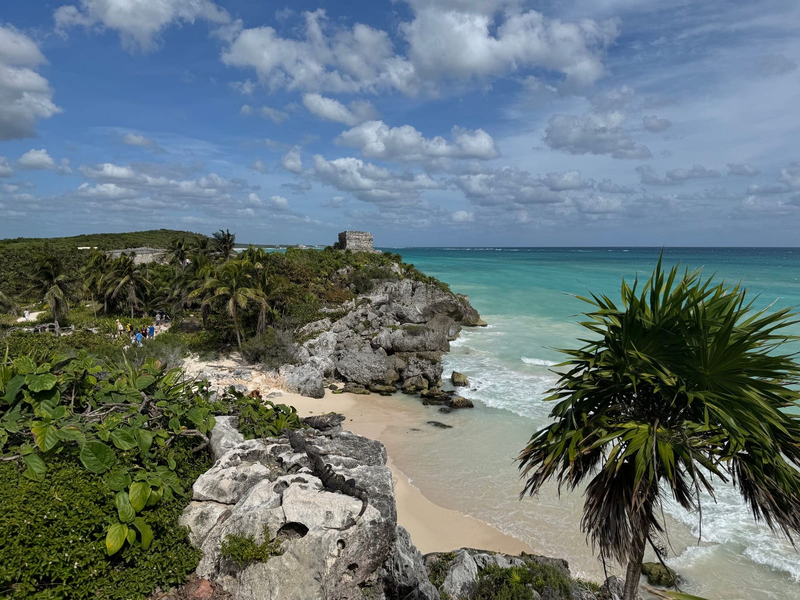 Ruinas de Tulum frente al mar turquesa